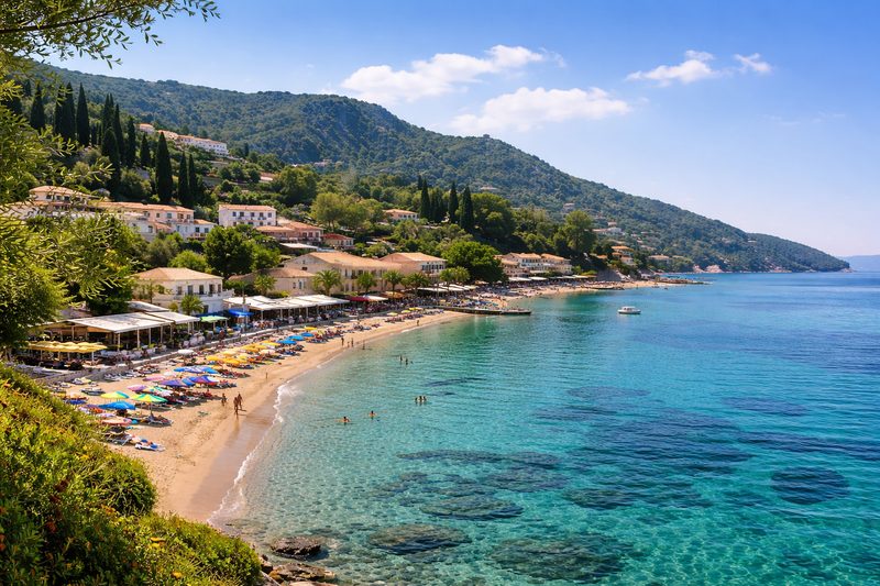 Strand en kustlijn van Messonghi op Corfu in Griekenland
