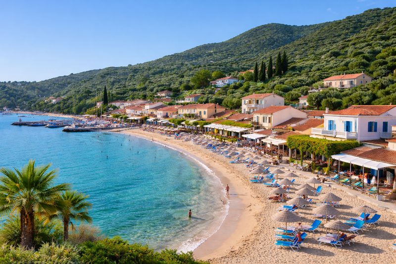 Strand en boulevard van Roda op Corfu bij daglicht in Griekenland